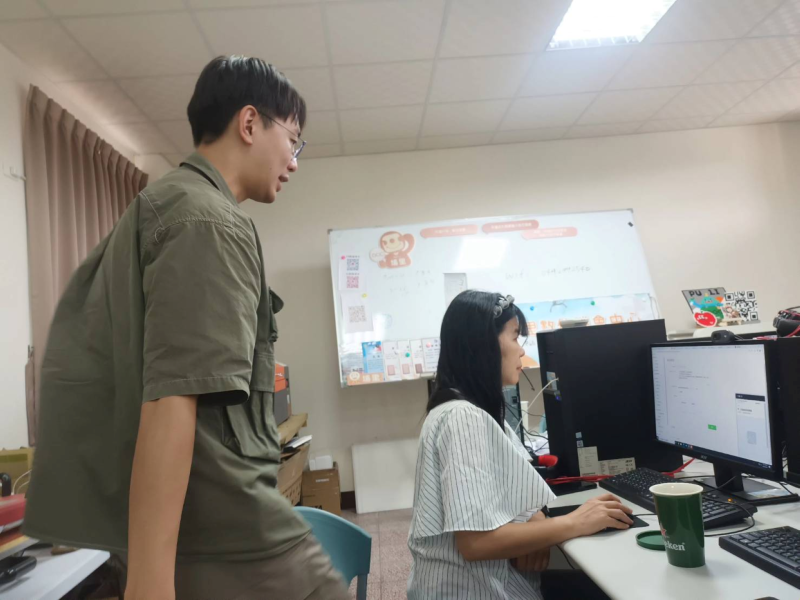 在這堂課中，講師帶著學員實際進入 LINE 官方網站，一步步教大家如何進行帳號設定與更改，讓學員能熟悉系統後台的功能。