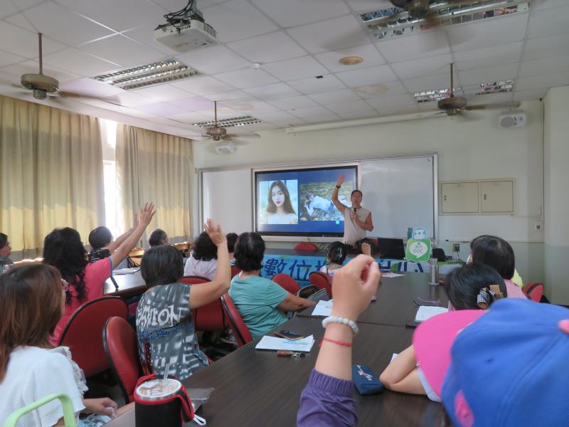 上課時老師與學員互動