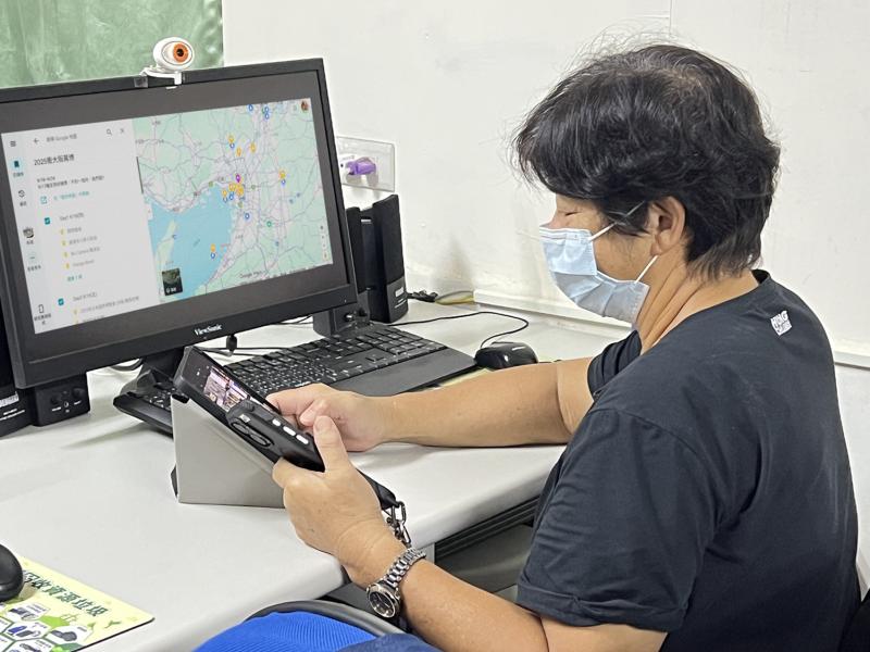 學員邊看講師操作示範，邊在手機上進行練習