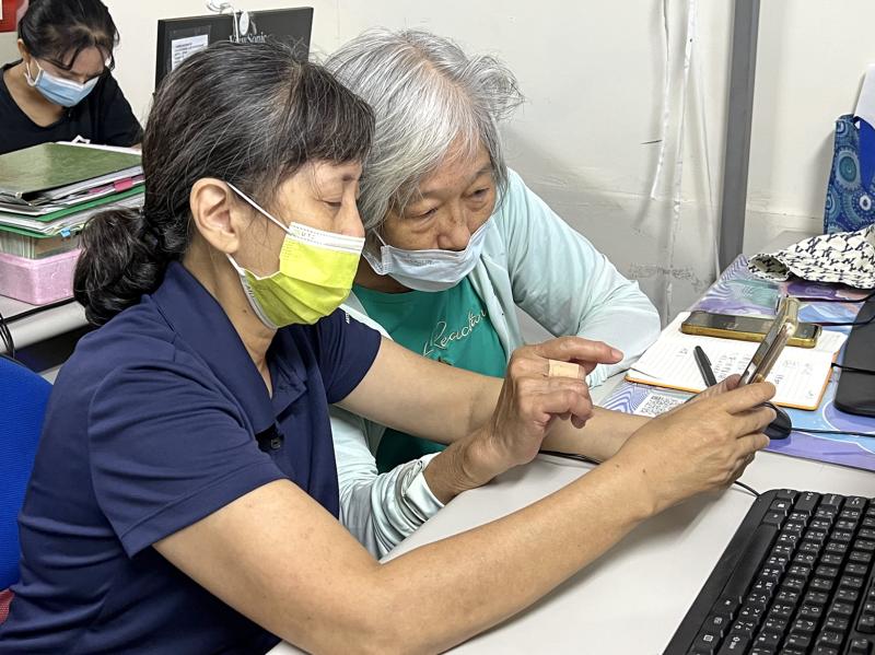 兩位學員彼此交流並討論操作流程