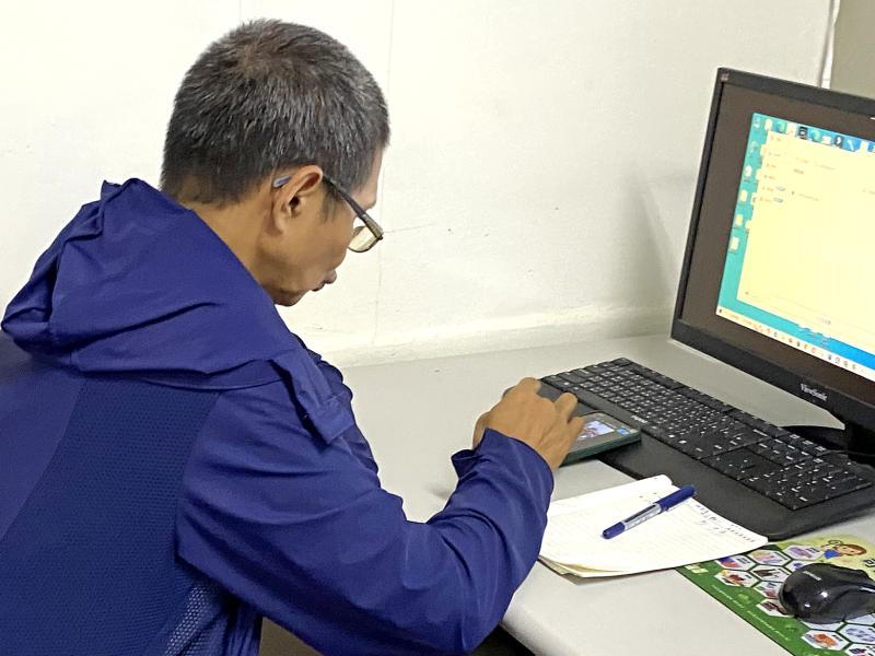 學員一邊回顧上課筆記，一邊認真操作手機地圖APP