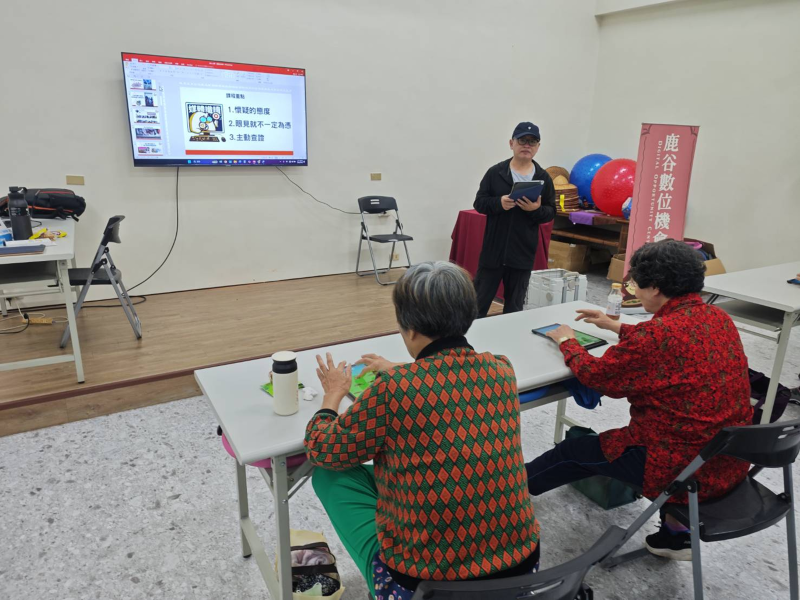 講師帶領學員進行「媒體識讀」課程，透過投影簡報說明網路假訊息的特徵，並且提到關於農場文這些的由來，甚至分享媒體也可能有錯誤報導的情形，讓長輩們能建立觀念並一步步學會分辨真假資訊。