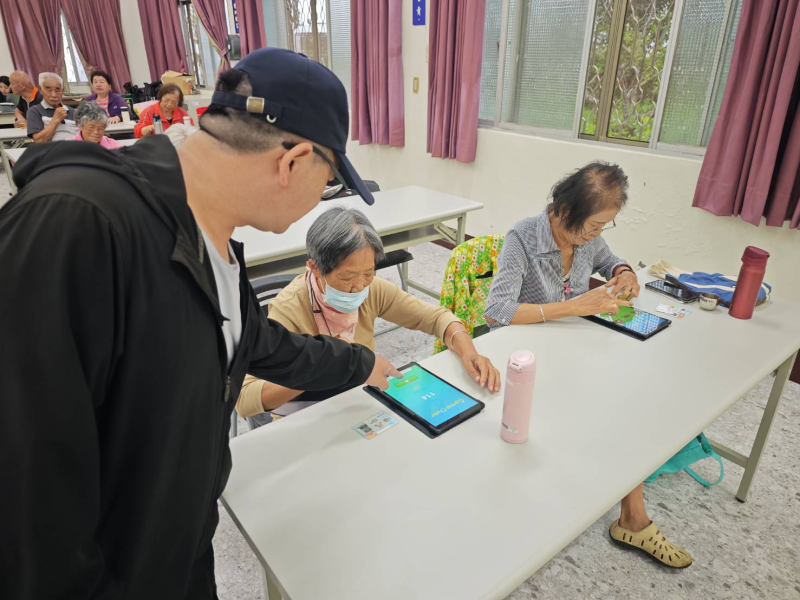 期間也考慮到較少接觸數位課程的的長輩感到疲累及倦怠，課程期間也插入打地鼠等小遊戲，提振長輩精神病藉機讓他們了解平板也能做到這些事情，他們也能很輕易地利用平板來玩遊戲，動動手指訓練反應能力