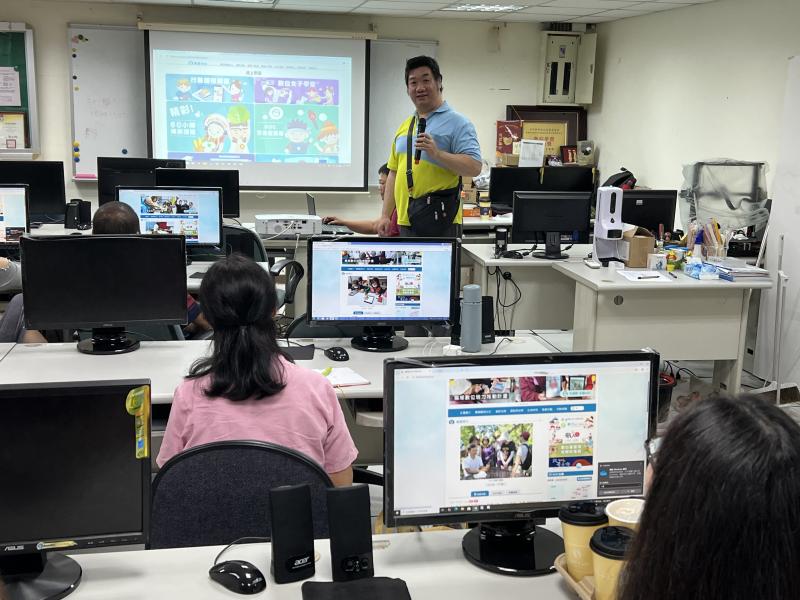 歐老師協助說明學習中心使用
