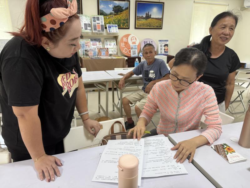 老師指導學員修改直播稿