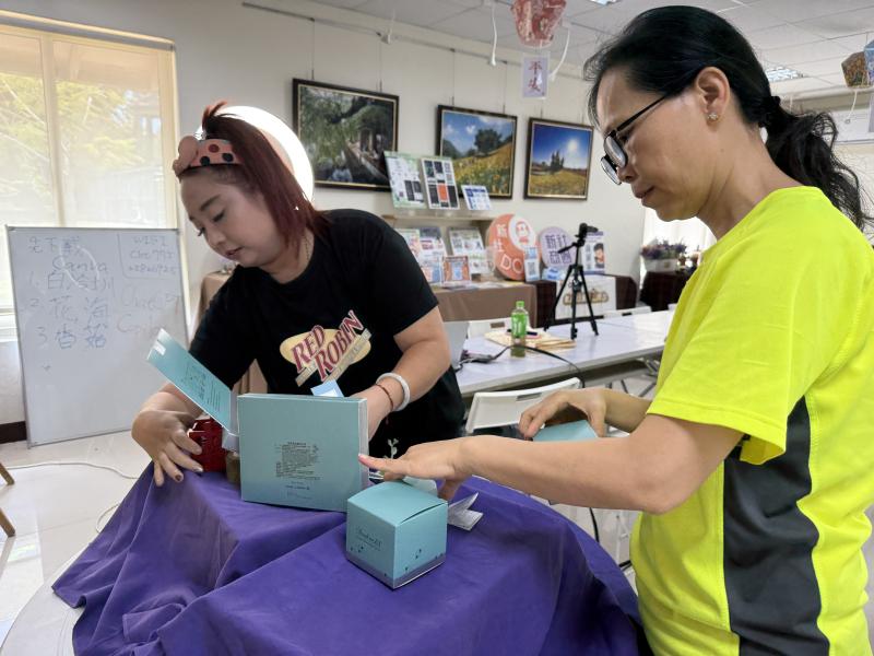 協助學員佈置直播檯面