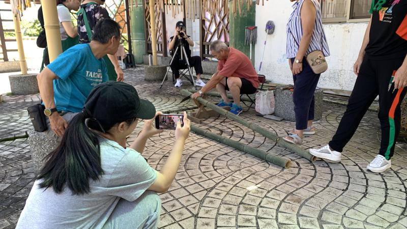 在課程期間也指導學員拍攝及記錄竹編材料的取材過程，並且來去符合線上展間的影像規格