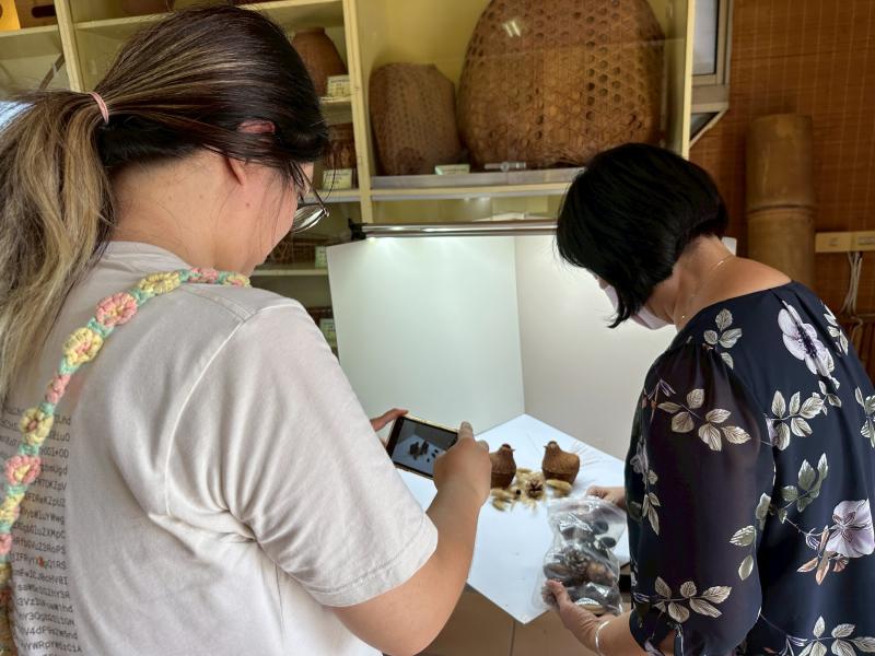 同時課程中也準備攝影箱，並讓講師來指導物件攝影的技術，讓學員藉此做竹編作品的影像保存，並做為線上展館的素材