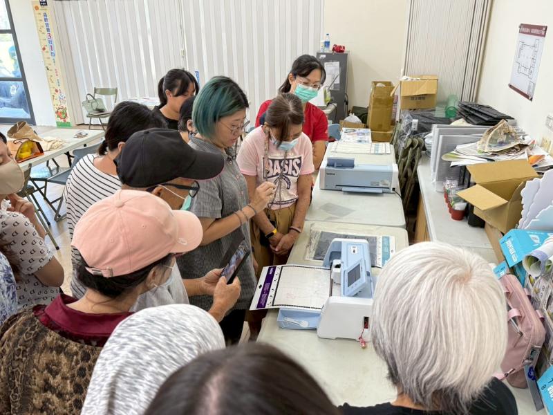 接著進入最期待的裁藝機的實際操作,跟著老師一步步帶著設定跟指示。