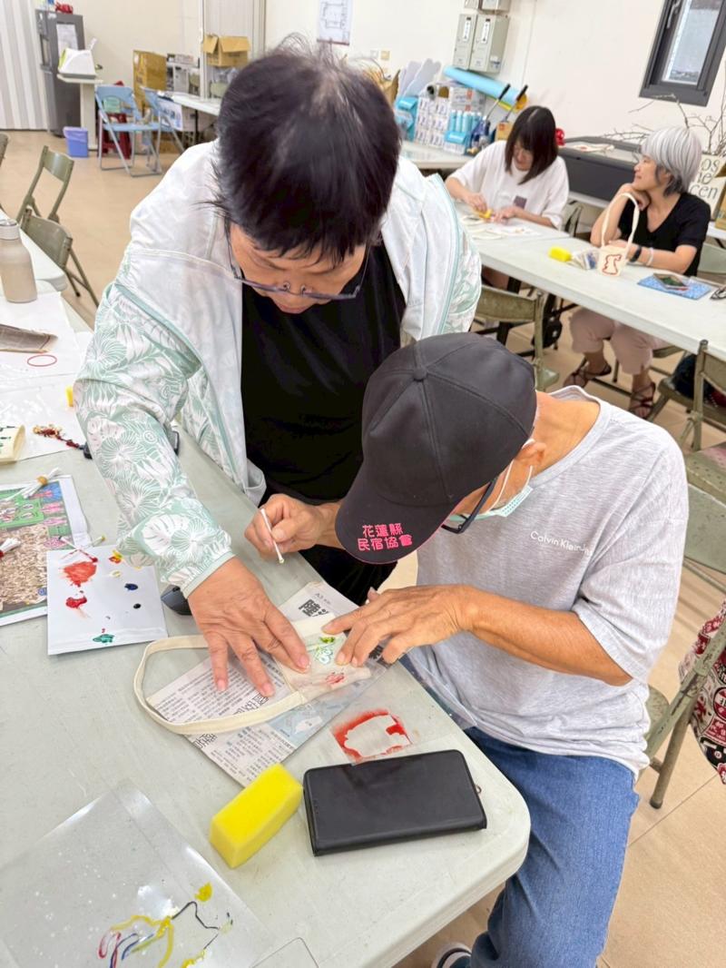 學員們互相合作完成產品