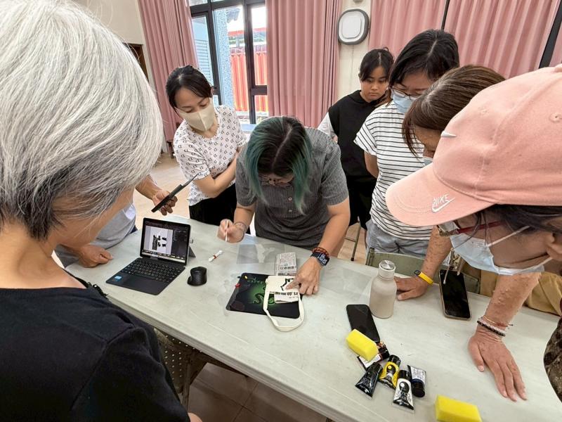 運用棉花棒和海綿用沾畫上色的技巧,使用壓克力顏料把色彩層層疊上,最後印製在布質杯套上。