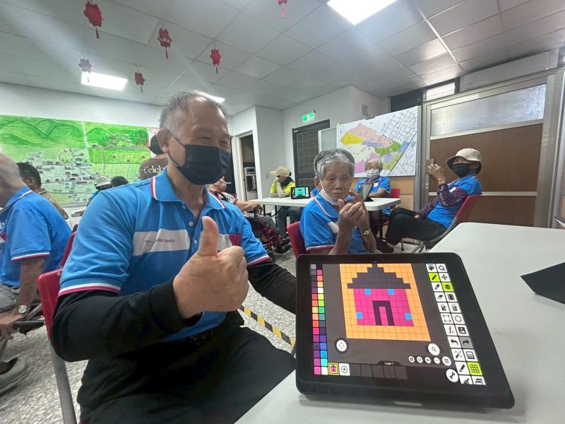 從自己設計圖案到將作品用毛線實際的繡出來