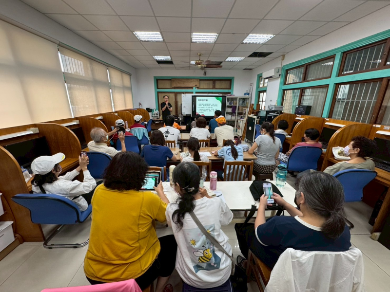 講師講解課程相關內容