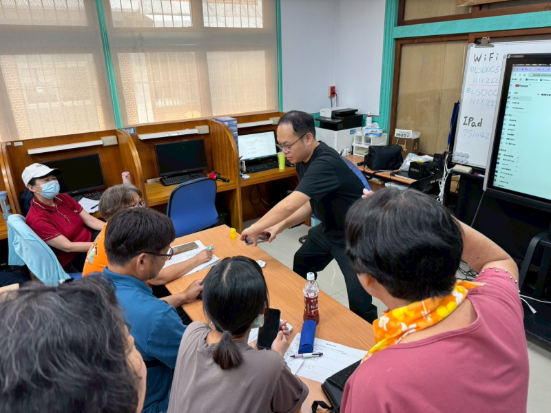 講師教導如何拍攝靜物