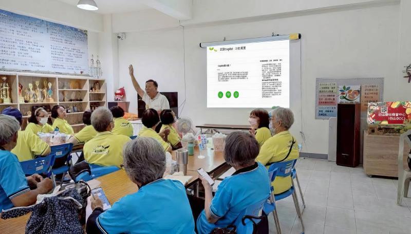 講師帶領學員認識人工智慧，說明AI在生活中的應用，並介紹Copilot工具，透過討論讓大家了解AI如何協助社區工作與提升效率。