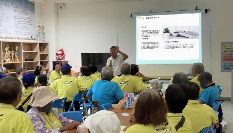 講師示範Copilot的基本操作，說明如何運用關鍵指令提升AI回應品質，讓學員實際了解AI工具的應用技巧。