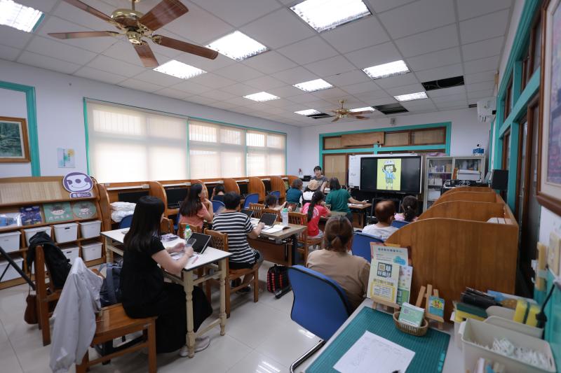 講師講解繪畫過程，從描繪到填色