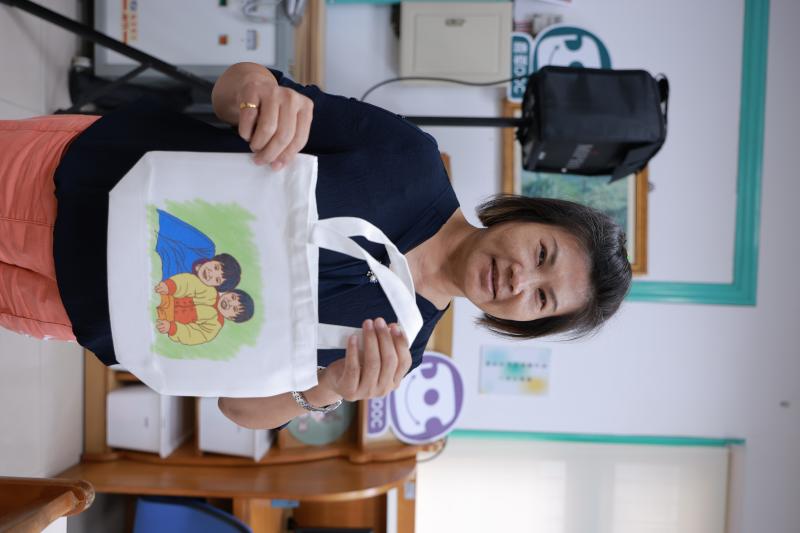 講師帶著學員教導如何運筆