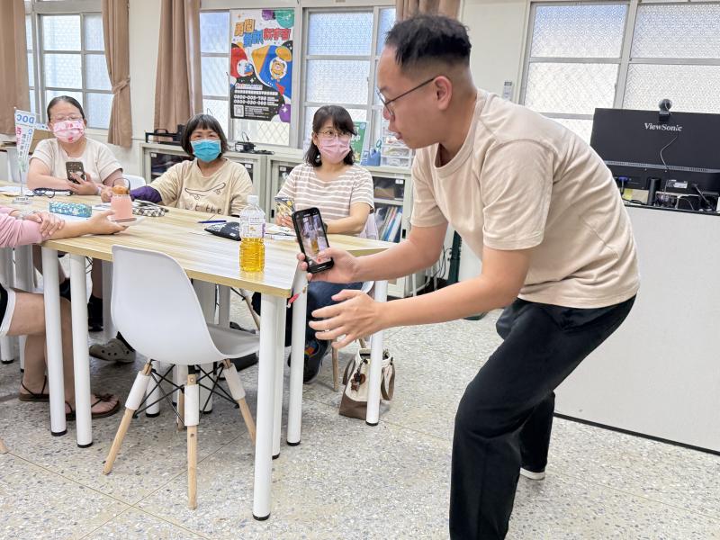 講師以實際操作方式，向學員示範手機拍攝