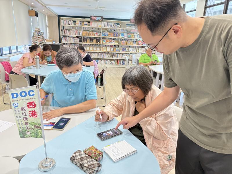 講師巡迴各桌，針對每位學員的操作進行一對一指導