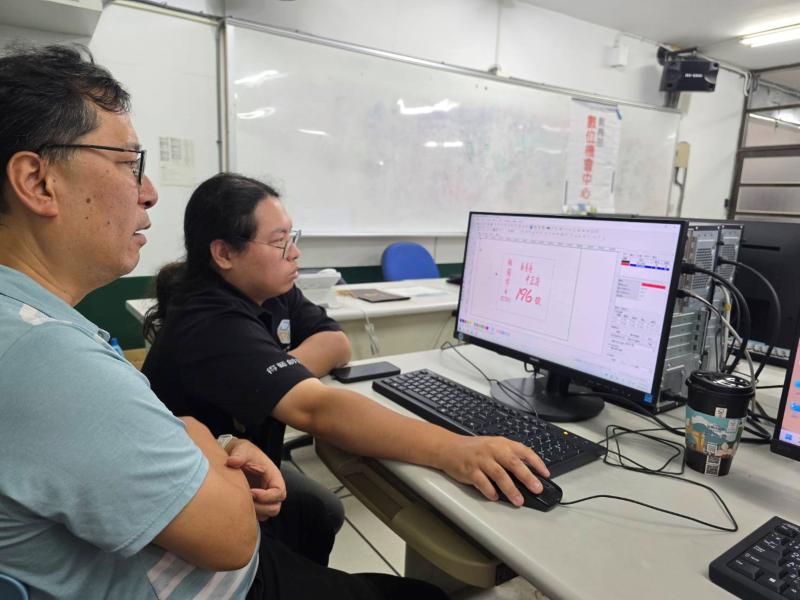 講師協助學員修正設計圖稿