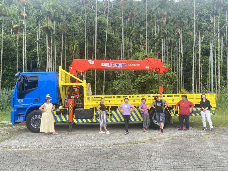 一 起在大卡車旁拍可愛的照片 !