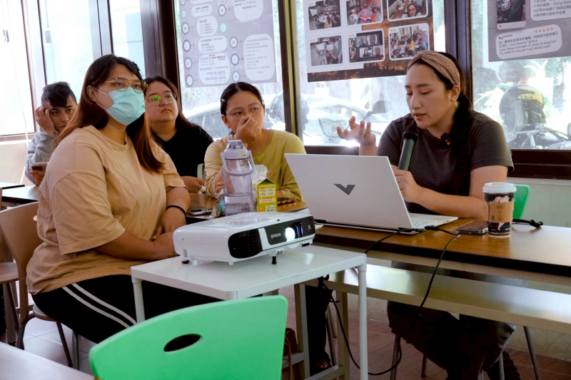 講師正在說明操作步驟，帶領學員一步步實際練習。