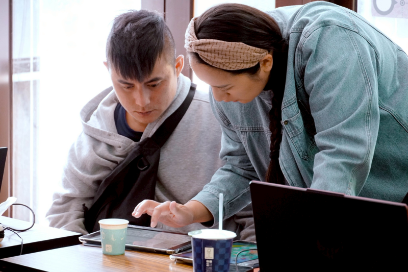 在「攝影與修圖應用」課程中，講師正在細心指導一位學員實際操作。