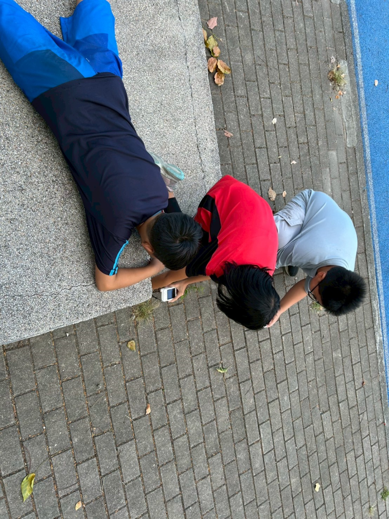 學員認真找尋表情