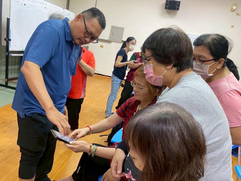 學員梅英姐學習心得:這堂課內容豐富又有趣,從AI文案創作到美圖秀秀編輯圖片,每個步驟都很好玩。特別喜歡Gemini生成的個人形象照,看起來很專業。課程讓我更了解AI的實用功能,也提升了數位操作的自信!