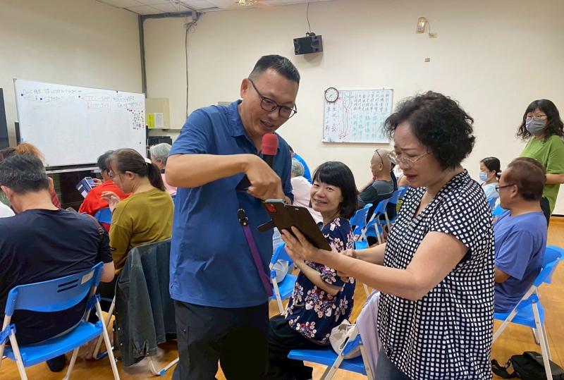 學員潘姐學習心得:原本以為AI很難,沒想到操作起來這麼簡單!老師帶著一步步實作,讓我成功用AI小幫手和ChatGPT做出屬於自己的賀卡。這次課程不只學到技術,也讓我對AI創作產生興趣,很期待下一堂課!