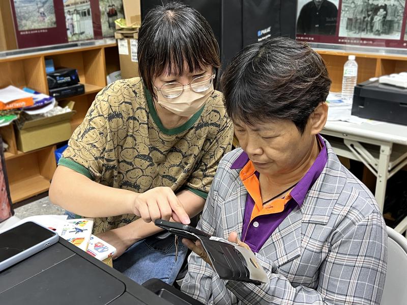 執行秘書即時協助學員解決操作上的問題