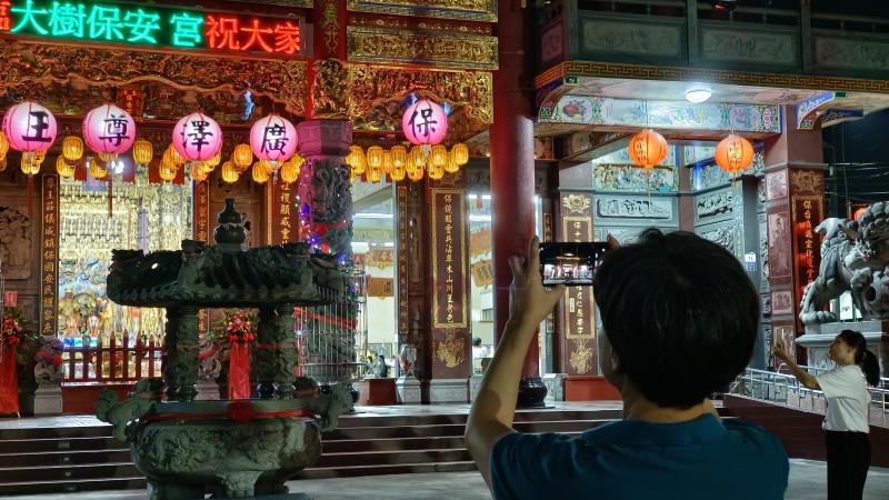 學員於晚間課程中進行實景拍攝練習，運用手機攝影技巧拍下大樹保安宮夜色之美，體驗光影與構圖的實際應用