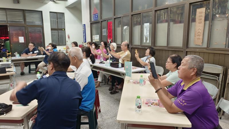 學員專注參與手機攝影課程，實際操作「三分構圖法」練習，透過鏡頭學習取景技巧