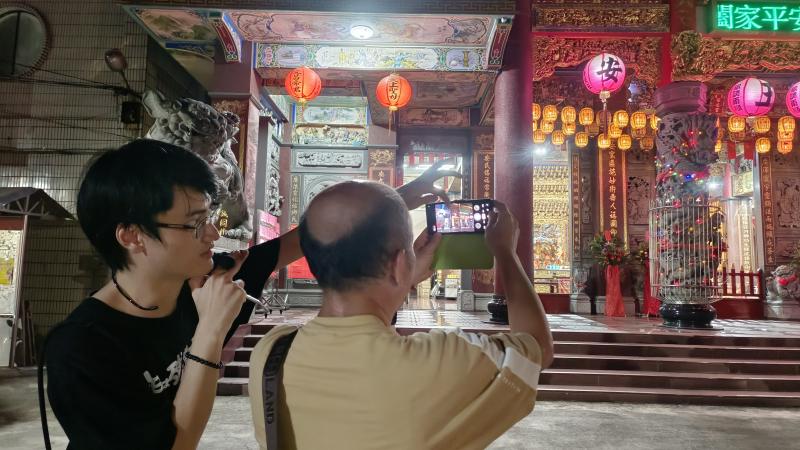 講師於實作課程中親自指導學員拍攝技巧，說明構圖與光線運用，協助學員掌握夜間攝影重點，提升實拍能力。