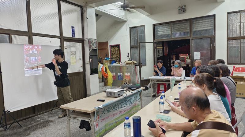 講師現場講解構圖與裁切技巧，引導學員運用手機攝影強化畫面重點與美感表現。