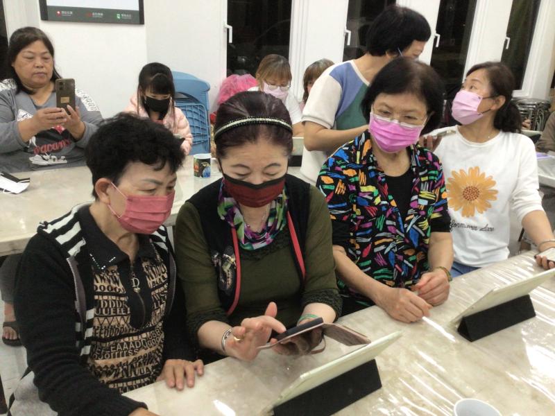 學員相互討論手機APP