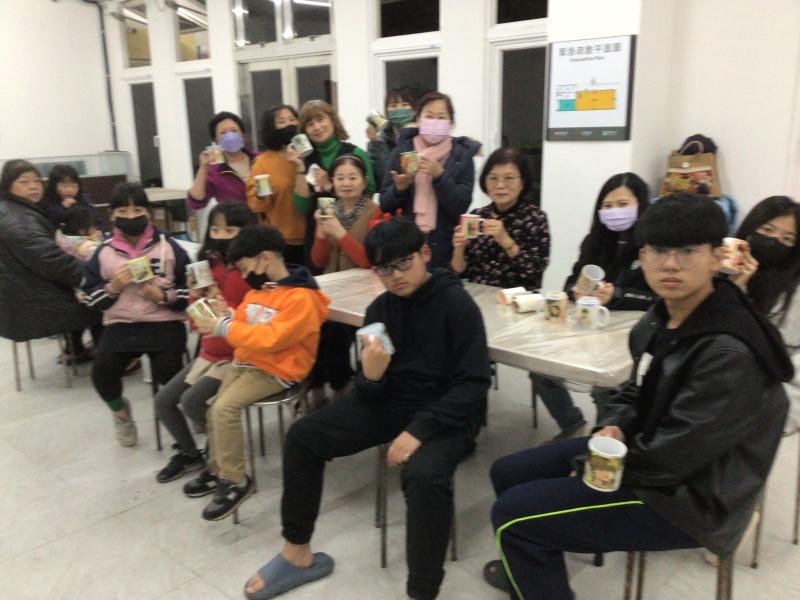 家庭成員一起參與手機APP與應用教學