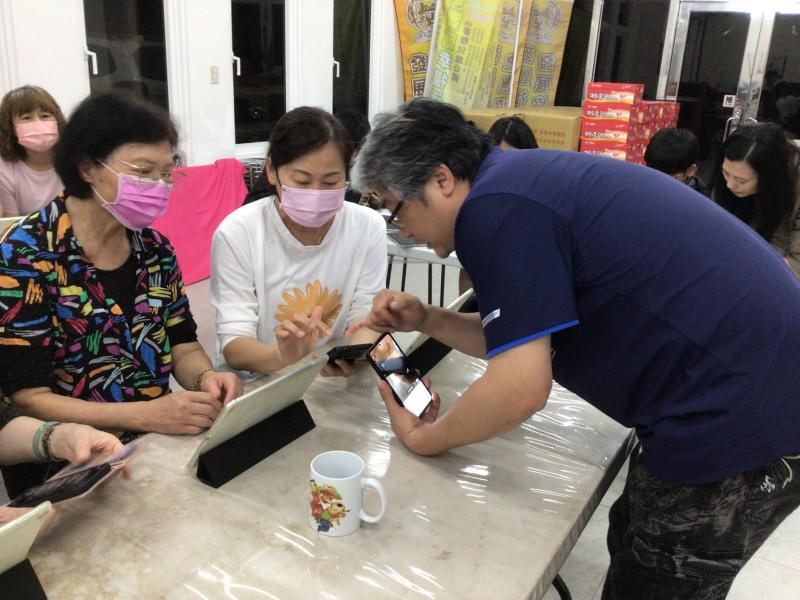 社區志工協助課程指導長者手機APP下載