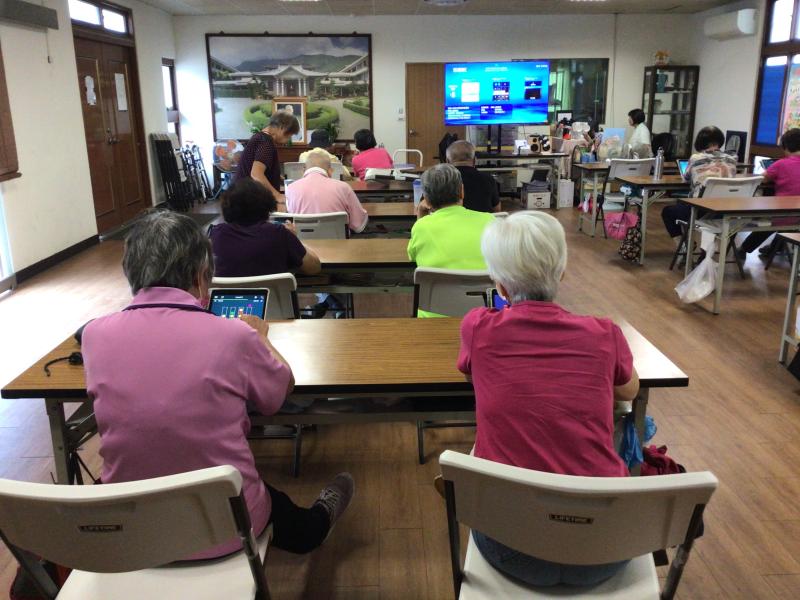 長者上課學習畫面