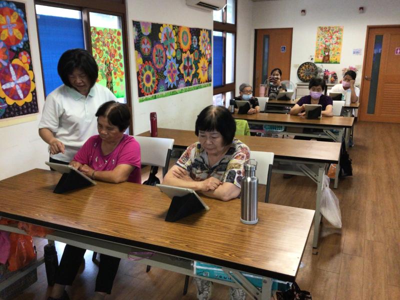 (數位幫手)協助長者上課學習畫面