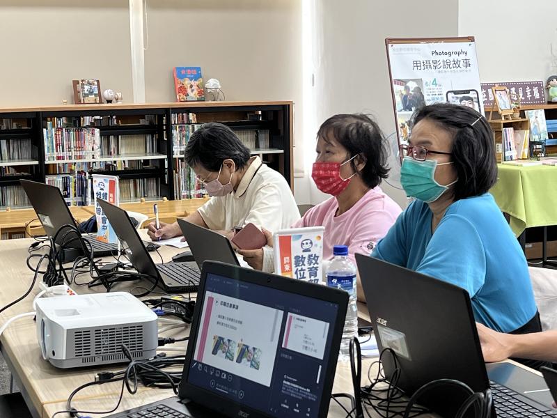 確立電子書的核心主題與敘事架構，完成故事大綱和所有素材清單的規劃。