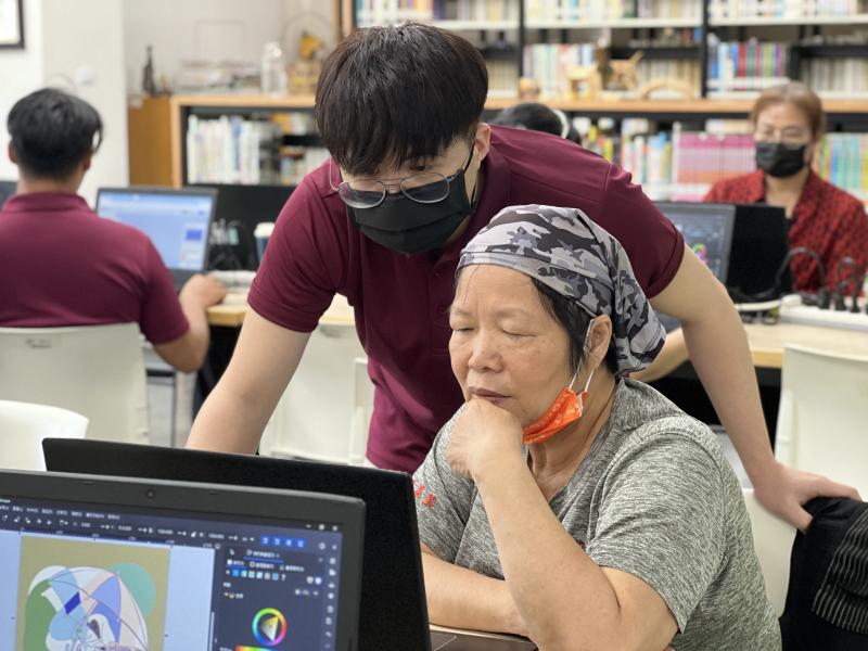 熟練操作免費線上設計工具（如 Canva），獨立完成電子書封面、內頁的專業排版與設計。