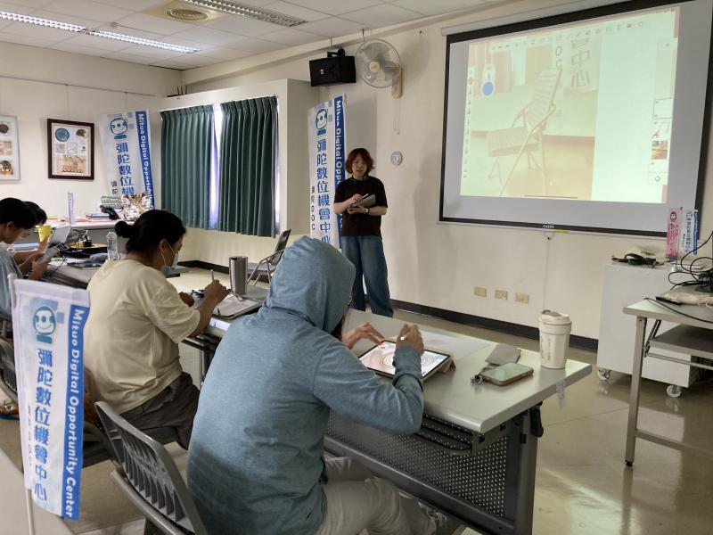 講師示範如何透過平板軟體進行繪圖