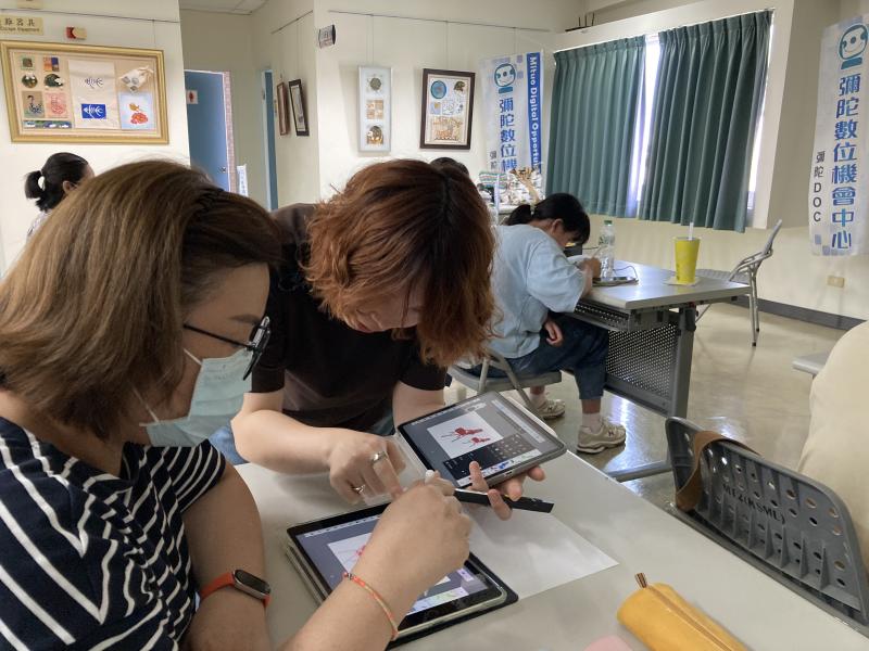 學員遇到問題，講師會在身旁隨時協助，排解問題