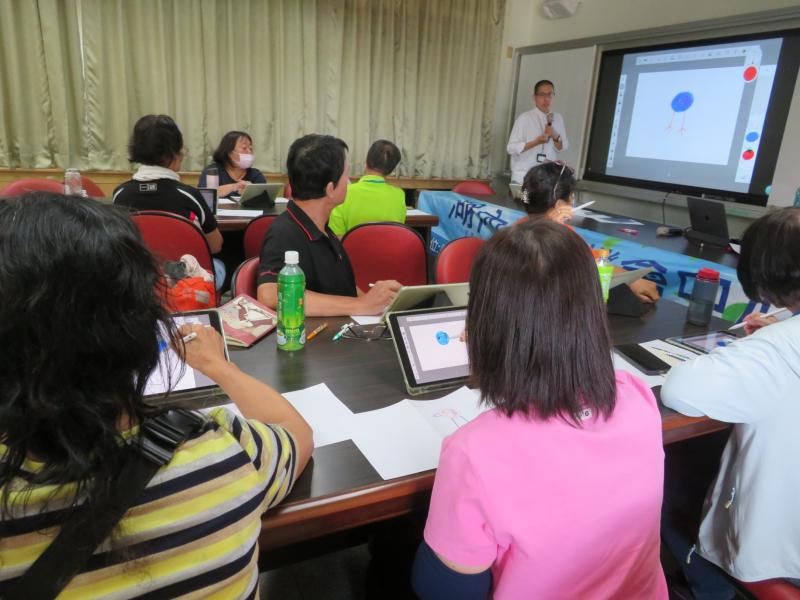 講師示範如何透過平板軟體進行繪圖