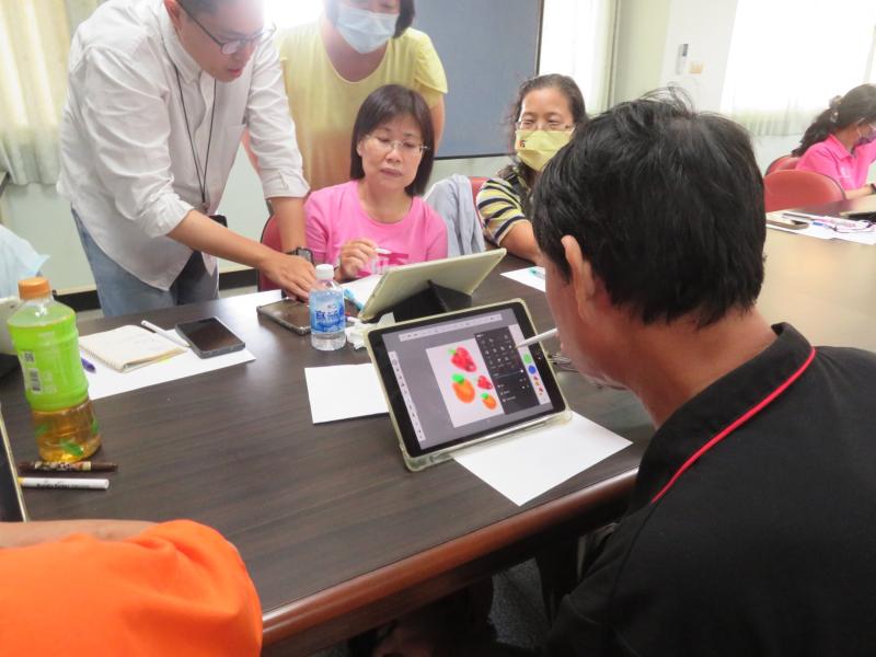 學員自行操作練習平板繪圖創作