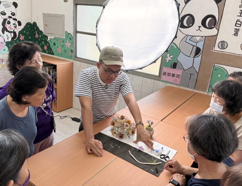 學會運用自然光與補光燈，讓商品拍攝更有層次與質感，畫面更吸睛。