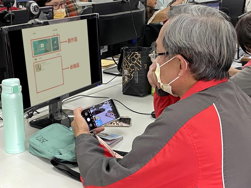 學員專注聆聽課程，一邊觀看簡報，一邊拿起手機隨時拍下重點畫面