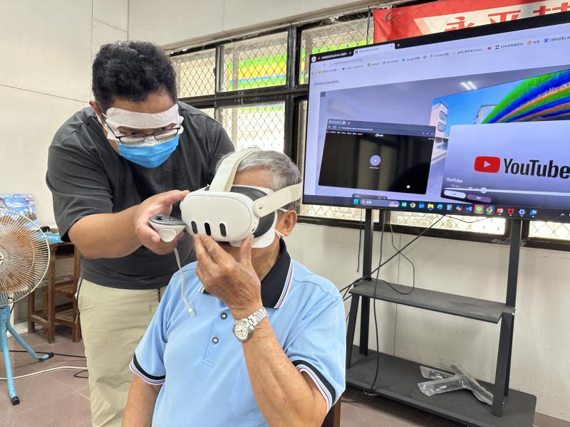 老師協助學員使用VR設備-1